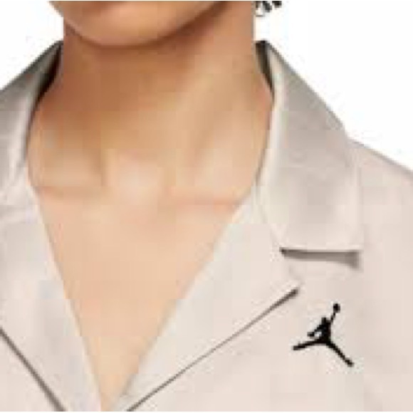 Air Jordan Women’s Short Sleeve Cream Heritage Button Down Top Size XL - Picture 3 of 9